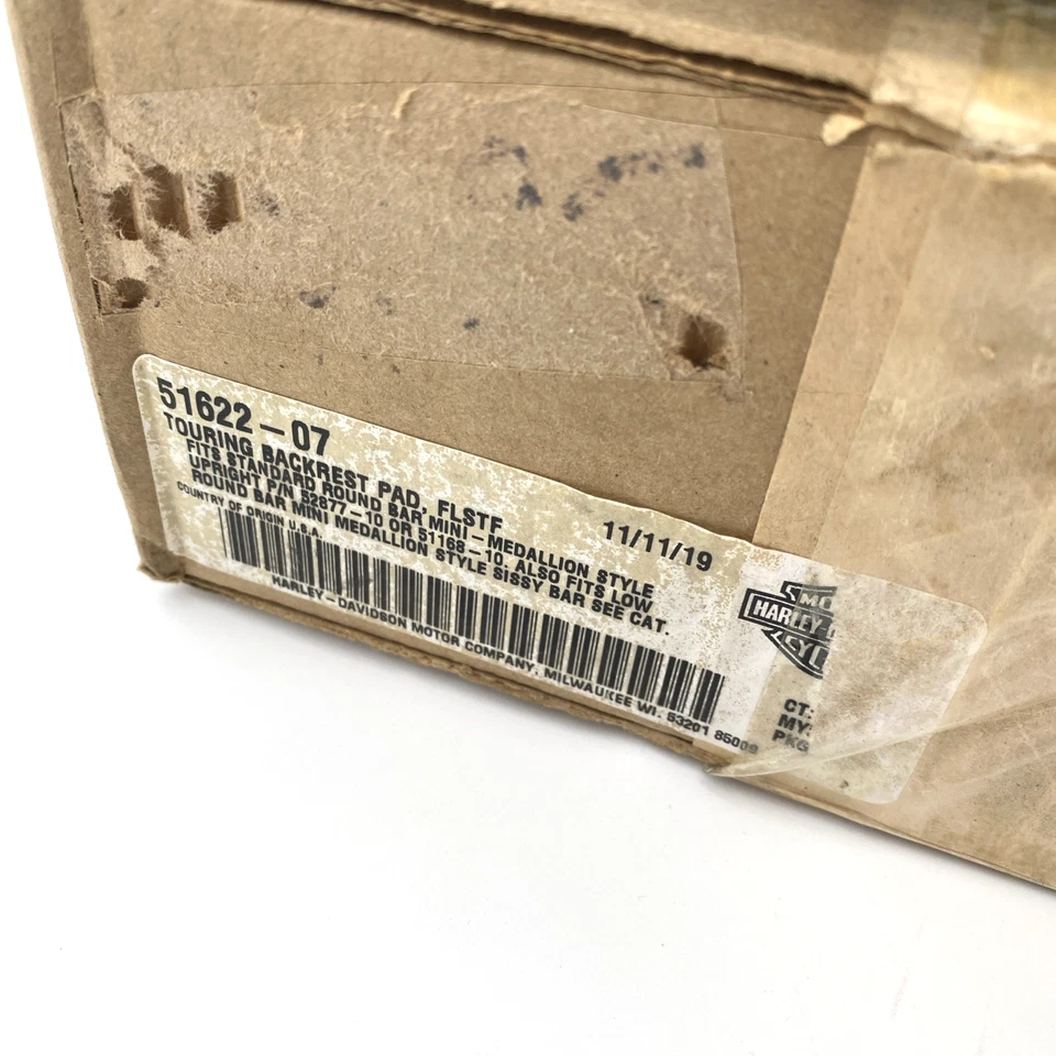 Almohadilla de respaldo Softail para pasajero Sissy Bar de viaje de encaje Fatboy de fabricante de equipos originales Harley 51622-07 Foto 2 de 4