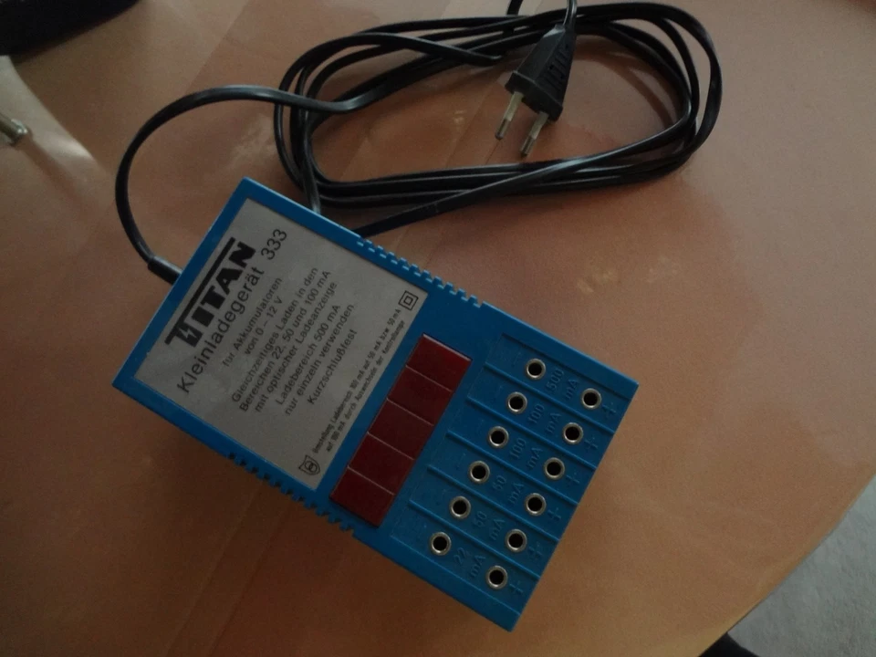 Titan Kleinladegerät 333 für Akkumulatoren von 0 -12 Volt gleichzeitiges Laden - Bild 3 von 4