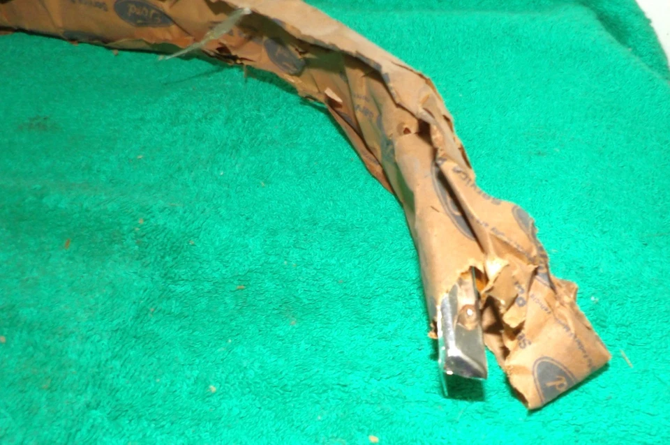 1969 Ford Galaxie 500 Fstbk Преобразователь НОВЫЙ ИЗ СТАРЫХ ЗАПАСОВ МОЛДИНГ ДЛЯ ОТКРЫТИЯ ЗАДНИХ ЧЕТВЕРТЕЙ КОЛЕС ПОД ПРАВУЮ РУКУ - Изображение 2 из 4