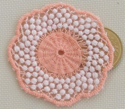 Puppenstube rund orange & weiß gehäkelt Tischdeckchen 4,5 cm Maßstab 1:12 LA tumdee