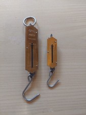 Zwei Federzugwaagen      Alter ?      25 kg (Reb&uuml;re)    12,5 kg      Dekoration