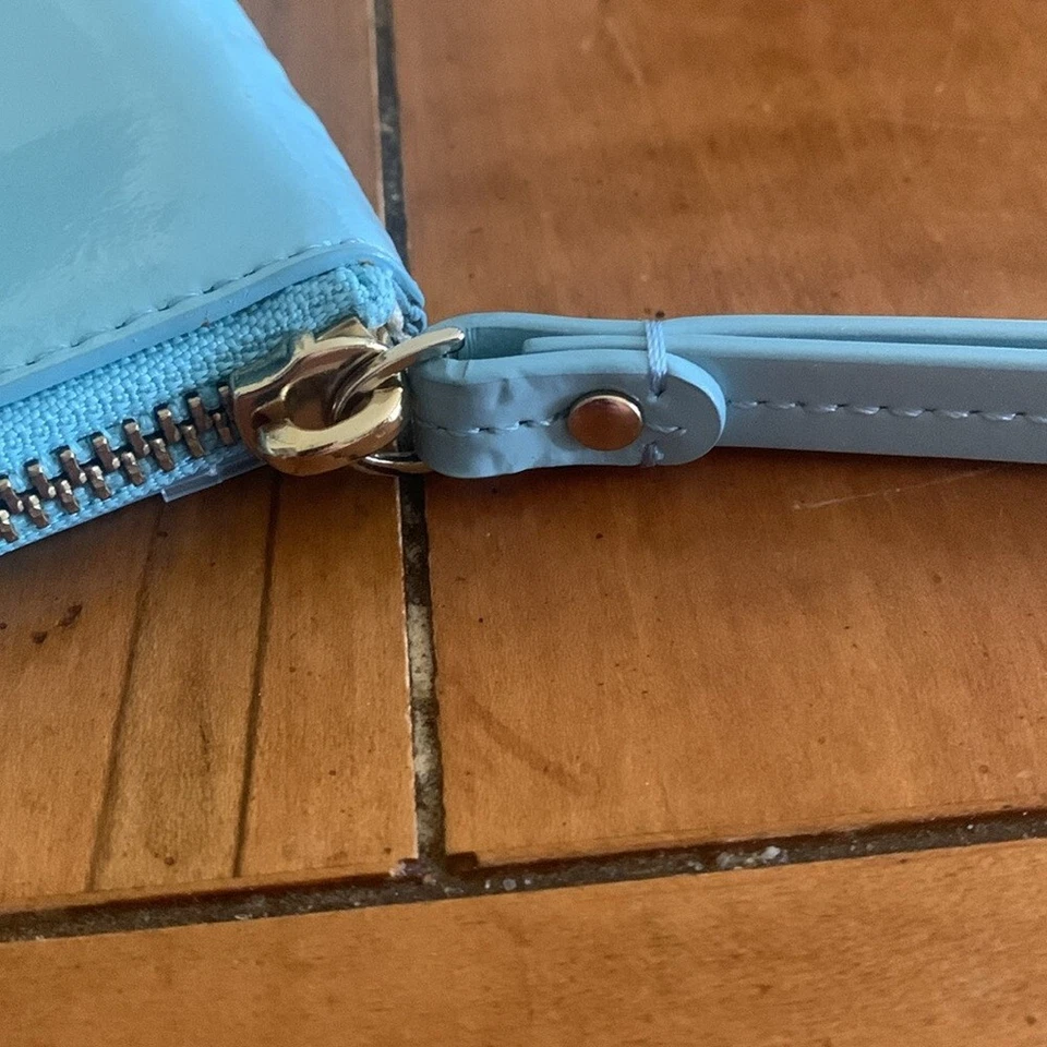 Бумажник Kate Spade NY лакированная кожа синий зеленый морская пена кошелек с ремешком на молнии б/у в отличном состоянии - Изображение 4 из 4