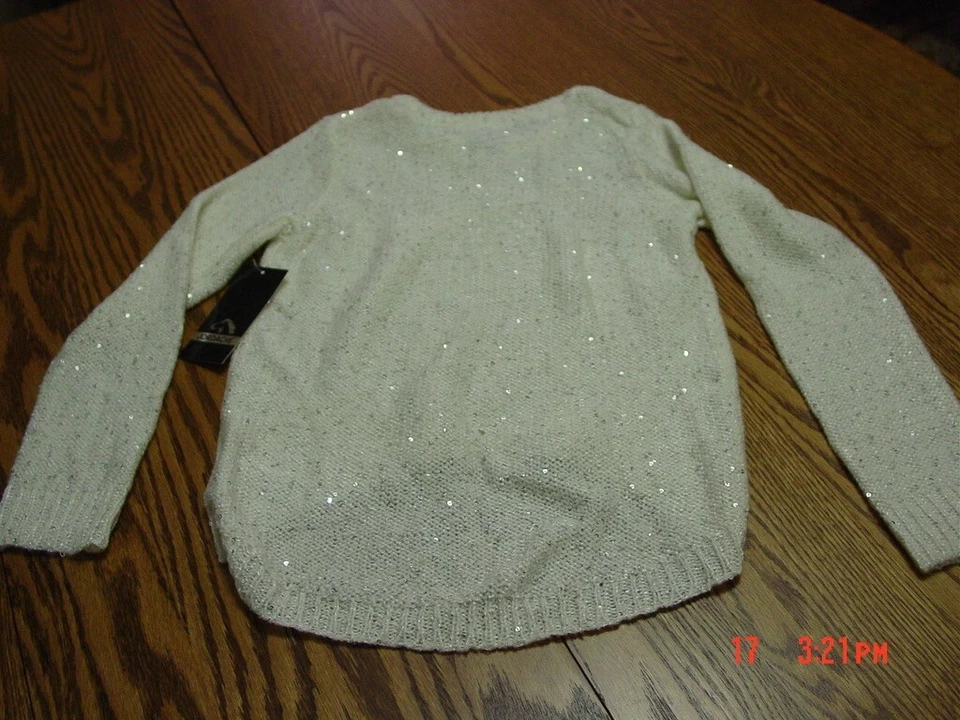 Suéter de vacaciones con lentejuelas plateadas marfil para niñas de Jordache Foto 3 de 3