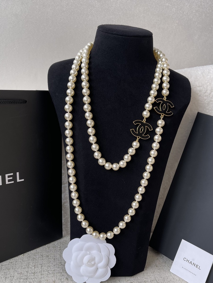 エレガントなパール★【CHANEL】Necklace l Glass Pearls Chanel Glass Pearls CC Necklace Gold/Pearly White in Metal