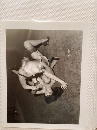 RARE PHOTO SHOOT 36 5X4 1950’S BETTIE PAGE VICTORIOUS Hot Catfight SEXY 9559-94 - Picture 19 of 20