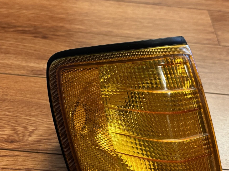 OEM 1987-1992 Mercedes-Benz W124 300E Front Right Passenger Corner Light Lamp - Image 2 of 4