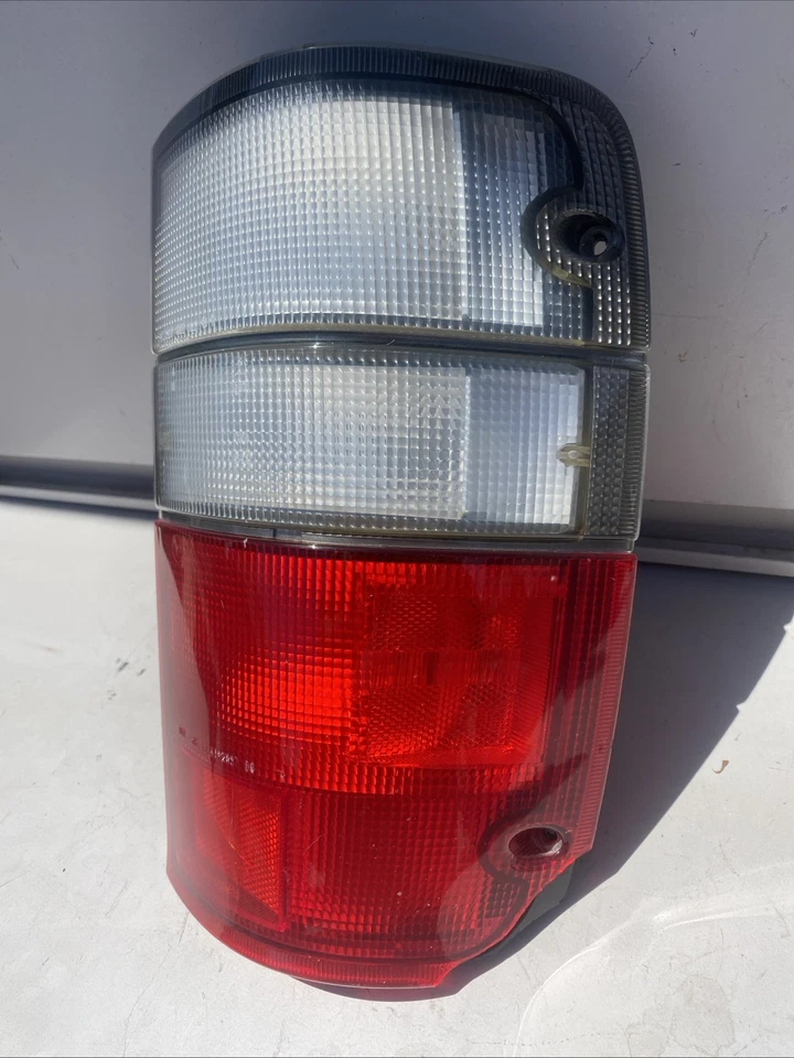 2000 - 2002 年五十铃部队讴歌 SLX 乘客右侧尾灯切片 — 第 2/4 张图片