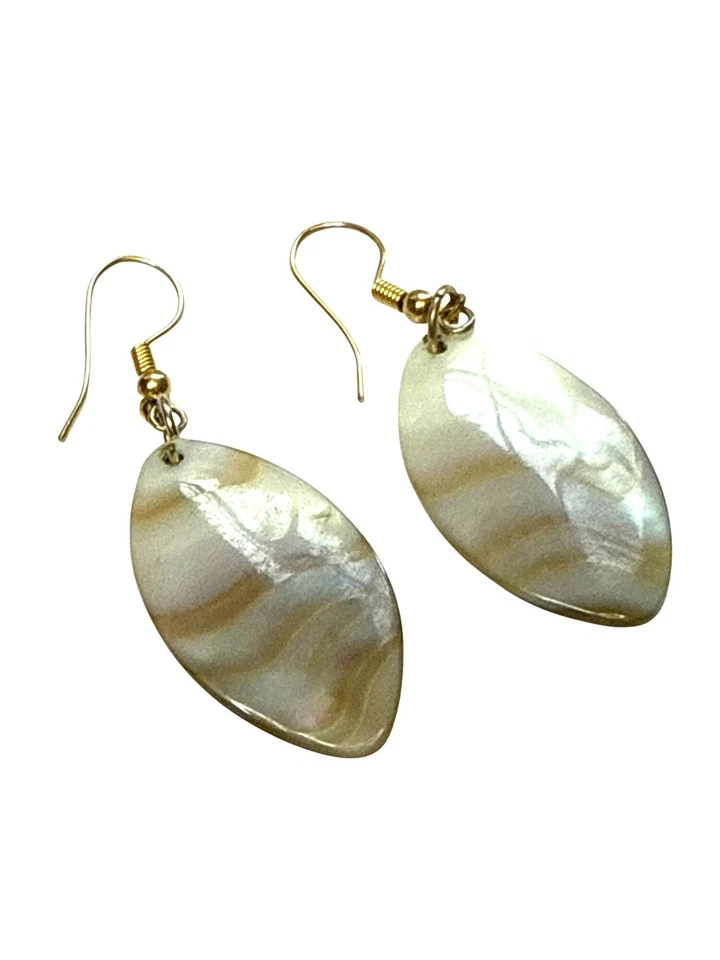 Pendientes colgantes madreperla tono dorado ganchos concha iridiscente joyería Foto 2 de 4