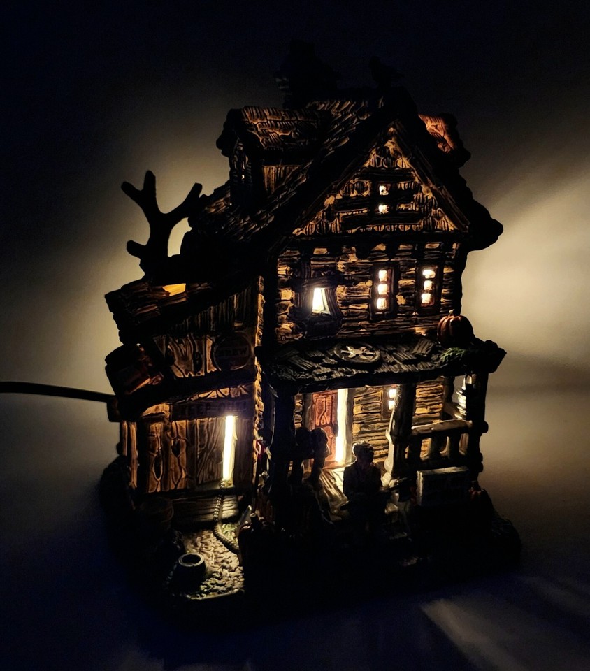 LEMAX Spooky Town 75185 Creepy Neighborhood House & 2 Extra Figures