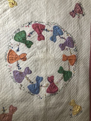 Antike Kinderbettdecke, handgesteppt/bestickt/Applikation 1925 PA, USA Erbstück