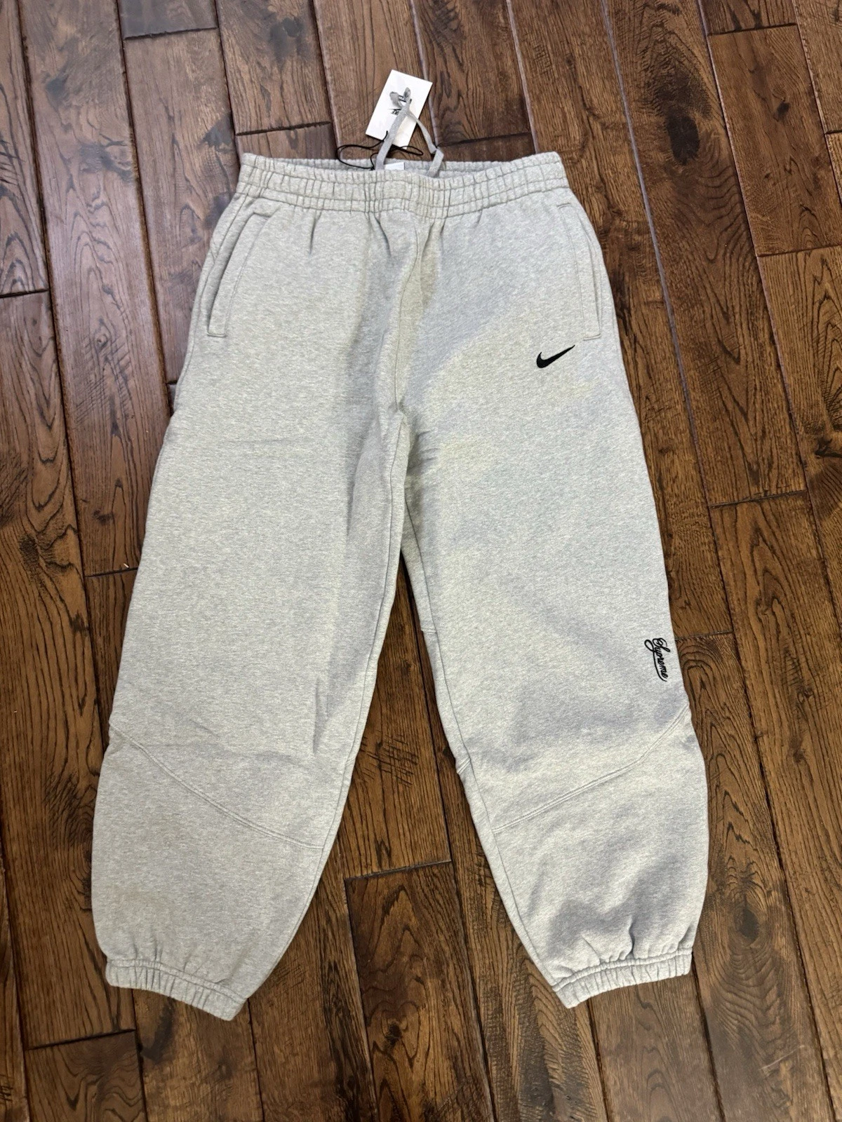 Taille S   Pantalon de survêtement Supreme Nike gris bruyère SS25