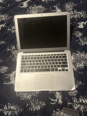 Apple MacBook Air 13'' Silver Laptop Built-in Webcam Wi-Fi Multi-Touch Trackpad