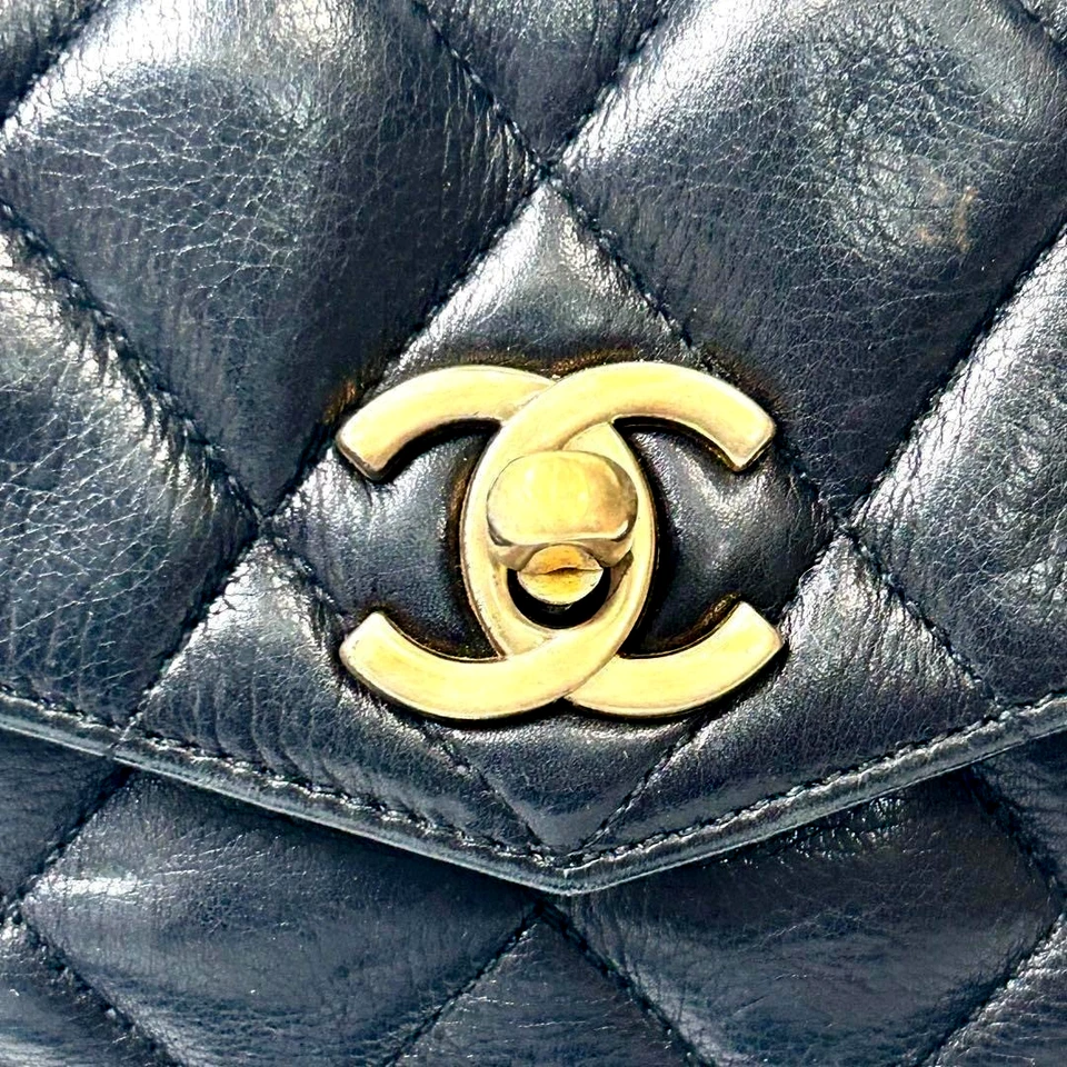 Bolso Cintura Chanel Matelasse Piel de Cordero Cuero Negro Dorado Bloqueo Giratorio Logo CC De Colección Foto 3 de 4