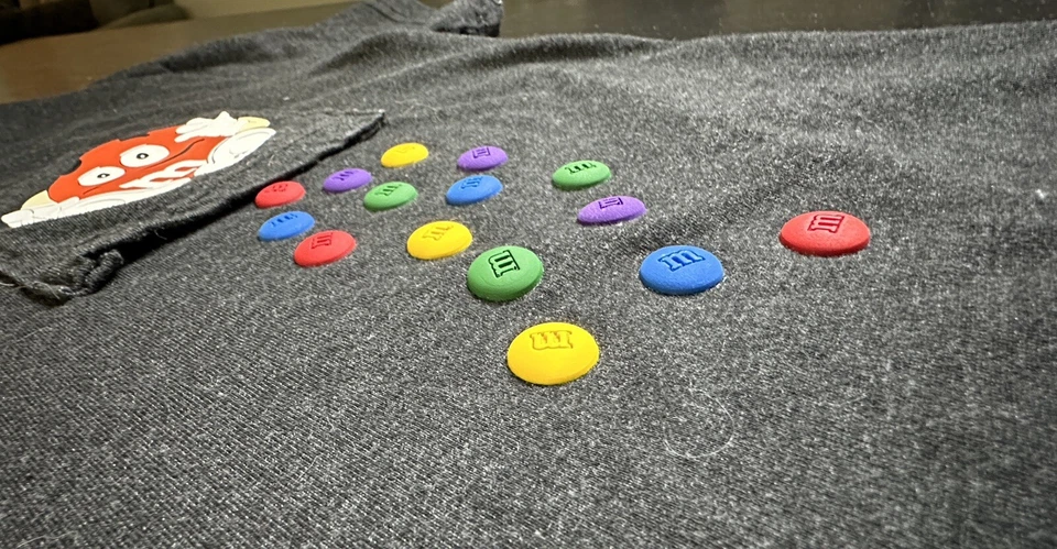 Camiseta NES M&M’s Derramada Del Bolsillo 3D Muy Única Rara Mediana Foto 3 de 4