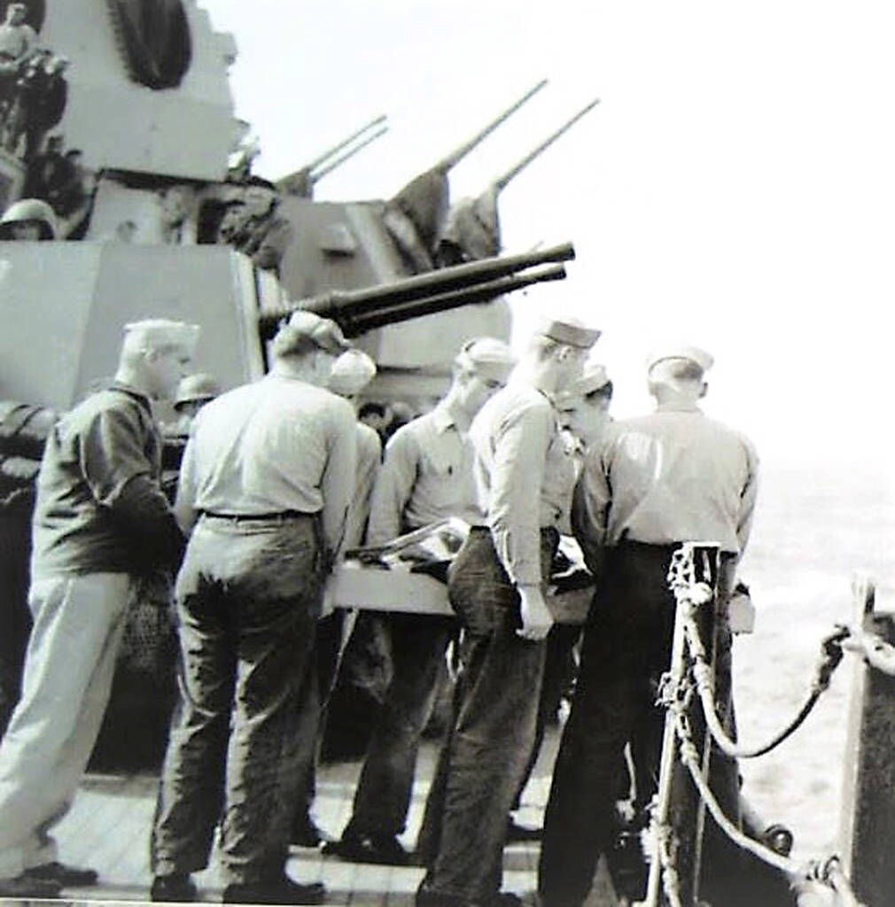 海ボーズ WW2 WWII Photo Kamikaze Burial At Sea USS Missouri 1945 World War