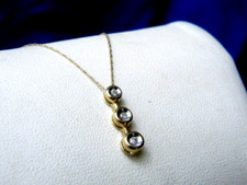 10K YELLOW GOLD THREE-STONE DIAMOND PENDANT NECKLACE