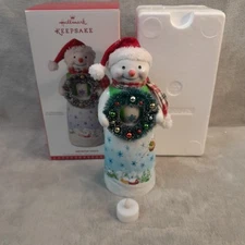 Hallmark Keepsake Lighted SNOWTOP SANTA 2017 w/ WREATH Tabletop Decoration 11”