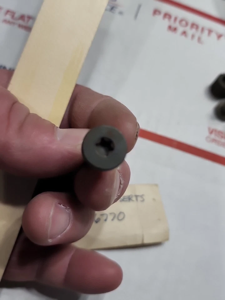 NOS AMC 1973-78 GREMLIN - TAMPA DE CARCAÇA DE SUPORTE DE PLATAFORMA ELEVATÓRIA Parafuso com inserções 3636770 - Imagem 4 de 4