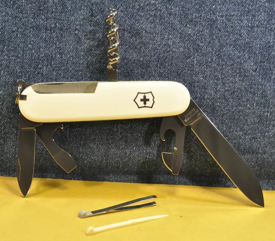 CUCHILLO MILITAR SUIZO PLEGABLE MULTIHERRAMIENTA BLANCO ESPARTANO "VICTORINOX" c. 2011 ¡NUEVO! Foto 3 de 4