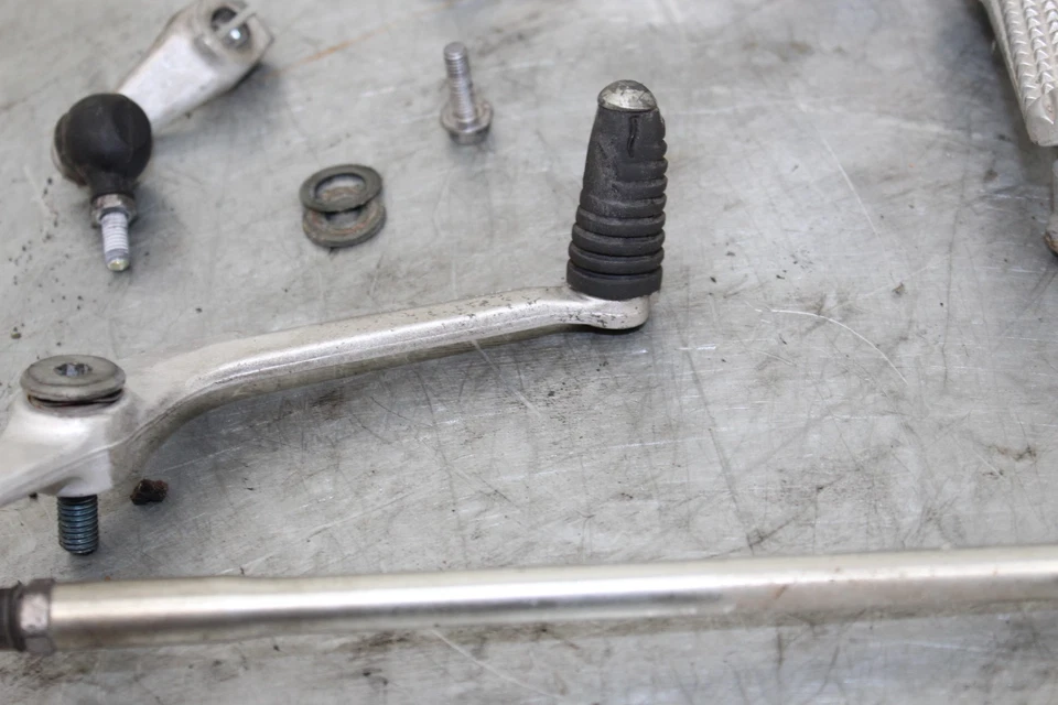 Juego trasero izquierdo Yamaha YZF R6 1999-2005 OEM ESTRIBA CON PALANCA DE CAMBIOS Foto 3 de 4