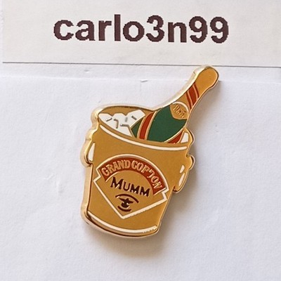 #0107 PIN'S BADGE GRAND CORDON CHAMPAGNE MUMM BRUT 1985 - Signiert ARTHUS BERTRAND