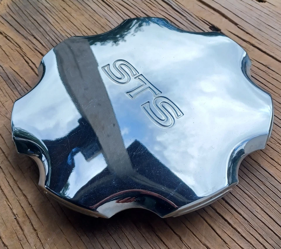 Tapa central Cadillac Seville El Dorado STS, 1996-2002 parte # 9592206 01 dañada Foto 2 de 3