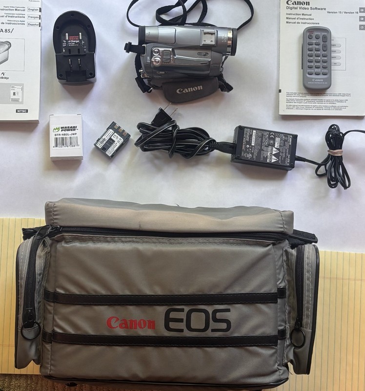CANON ELURA 80 VIDEO CAMERA KIT