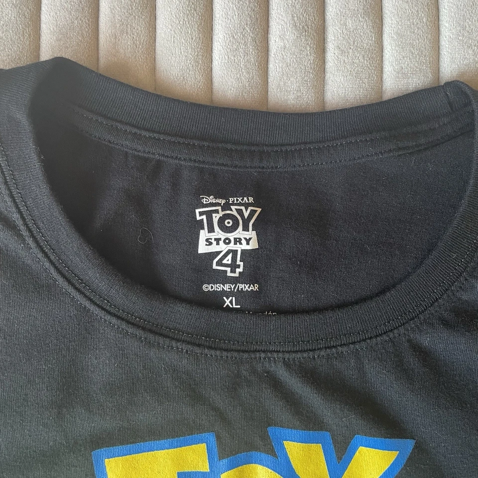 Camiseta Pixar Toy Story 4 Negra Toy Crew Logo - Juvenil XL Foto 4 de 4
