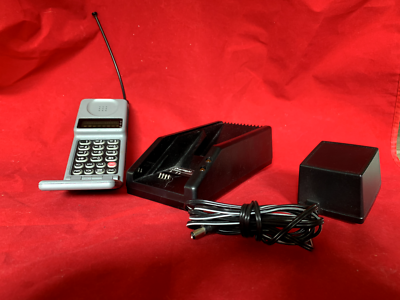 Motorola Flip Phone With Charger and Cord Model 76243NAFBB (12H
