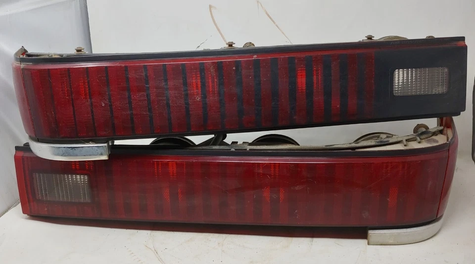 Par de luces traseras originales Mercury Topaz 1988-1991 4 puertas OEM 2 diestras Foto 2 de 4