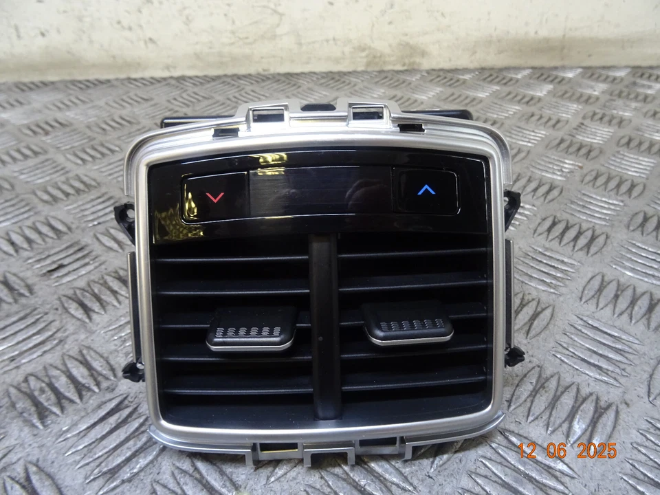 KIA SPORTAGE GT-LINE S HEV NQ5 MK5 2024 CONSOLA CENTRAL TRASERA VENTILACIONES DE AIRE REF7589 Foto 2 de 4