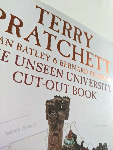 The Unseen University Cut-Out Book by Terry Pratchett (Discworld, Ankh-Morpork) - Picture 8 of 8