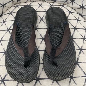 women's black chaco flip flops