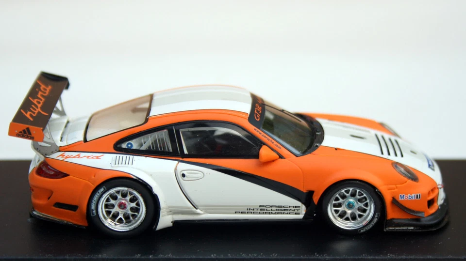Porsche 911 GT3 R Hybrid Tipo 997 Año 2010, Naranja/Blanco, Modelo Spark EN M.1 Foto 3 de 4