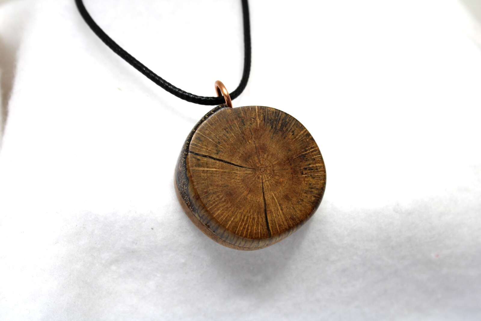 Pendentif KAINDY bijou en bois fait main une création artisanale chargée d'histoire