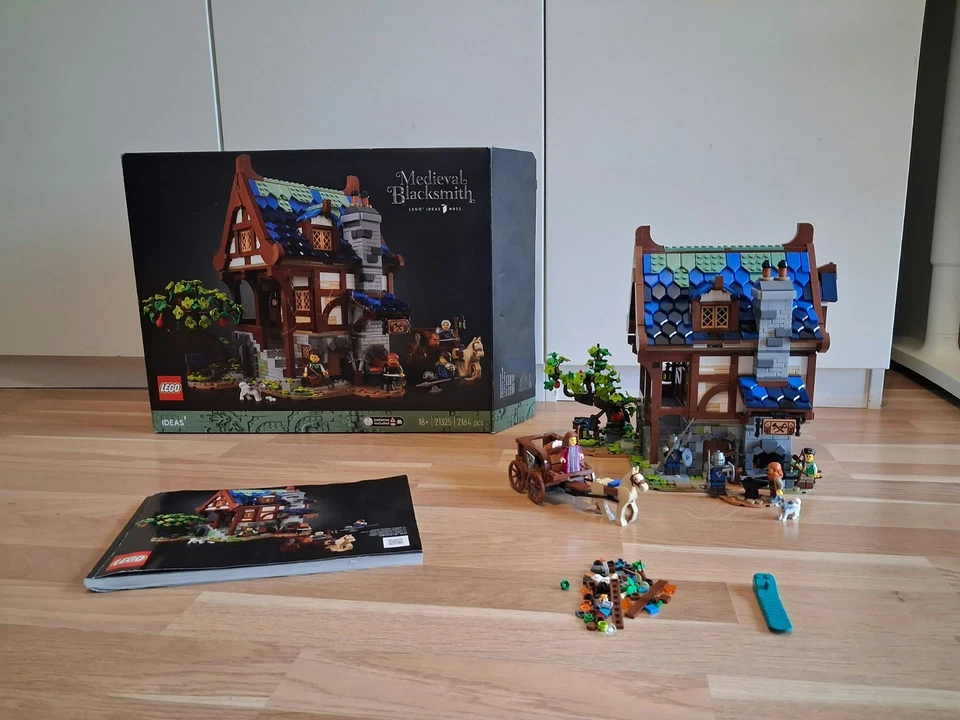 LEGO Ideas 21325 Medieval Blacksmith, Foto 1 von 5