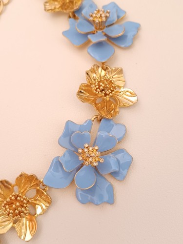 Oscar de la Renta-Collier fleurs dorées émaillées en bleu clair - Photo 9/14
