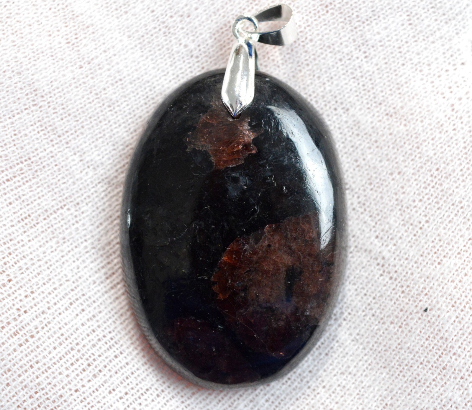 Pendentif grenat spessartine et tourmaline noire de 113 carats à porter lors de vos soirées