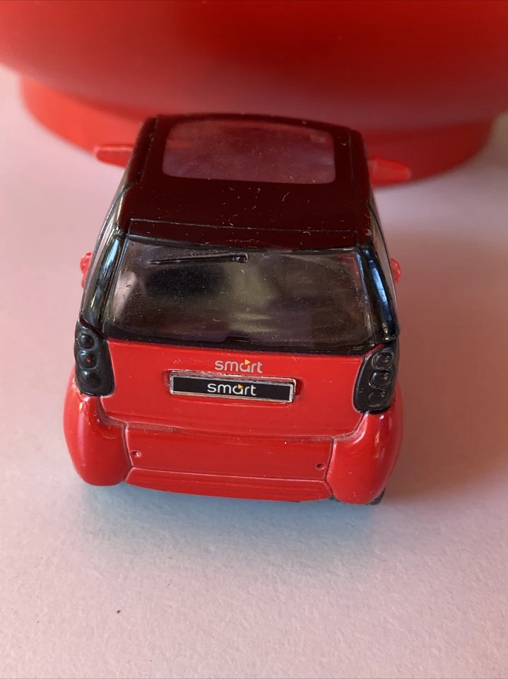 Coche diecast Maisto Smart City cupé rojo y negro 1/33 Foto 3 de 4