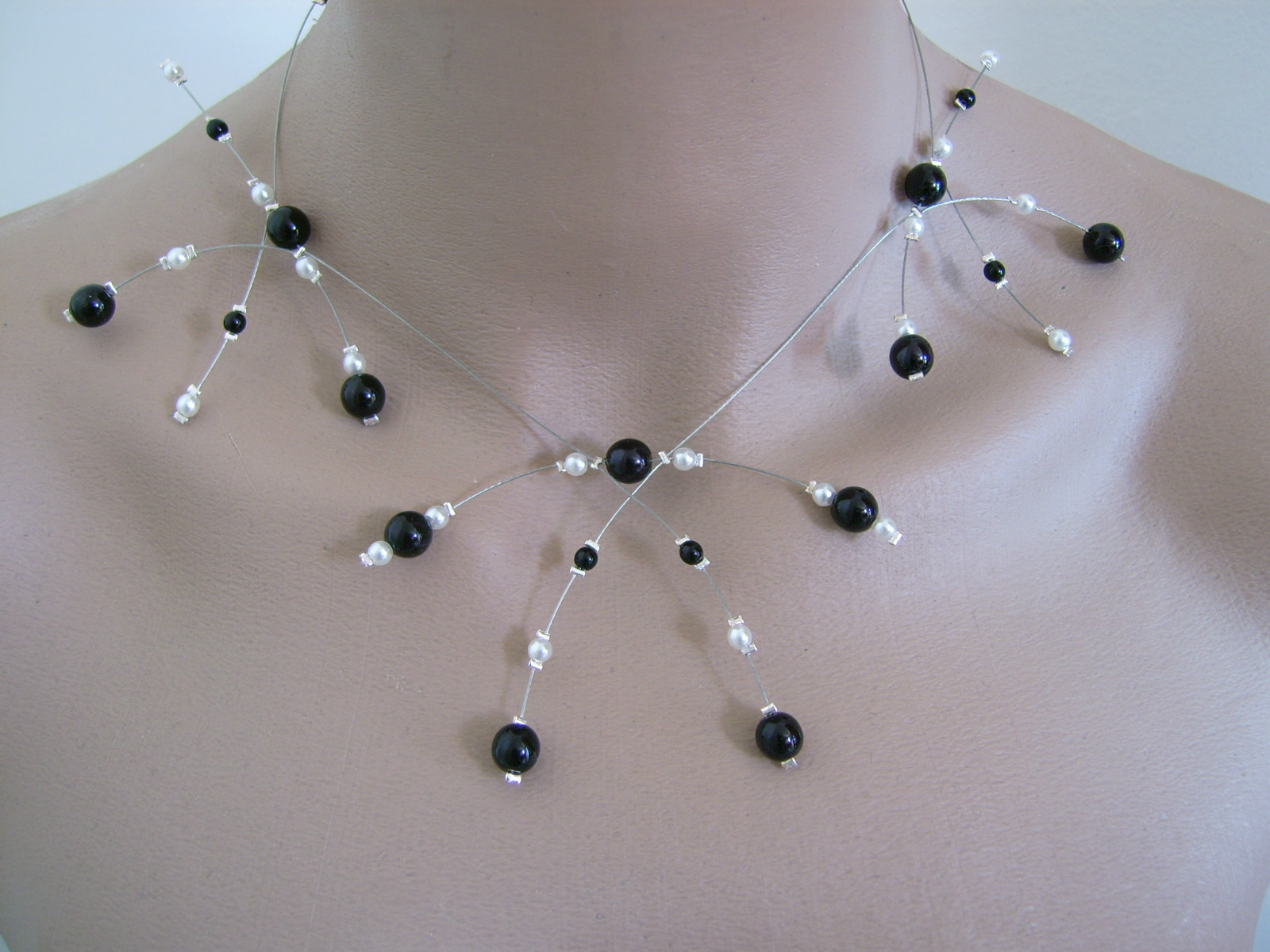 Collier perles original noir et blanc, bijou de cérémonie pour femme