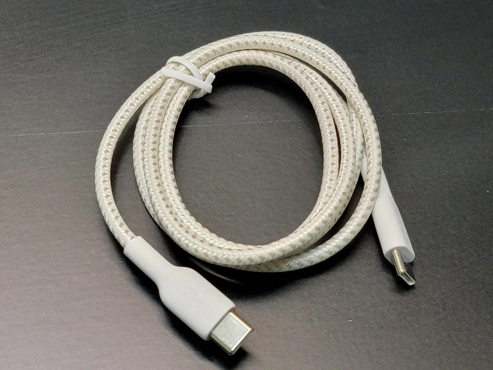 Cable trenzado USB-C a USB-C de carga Belkin Boost - 1 m/3,3 pies Foto 2 de 2