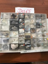 Kleine Sammlung mit Mineralien in Dosen, beschriftet, aus aller Welt (Dos65)