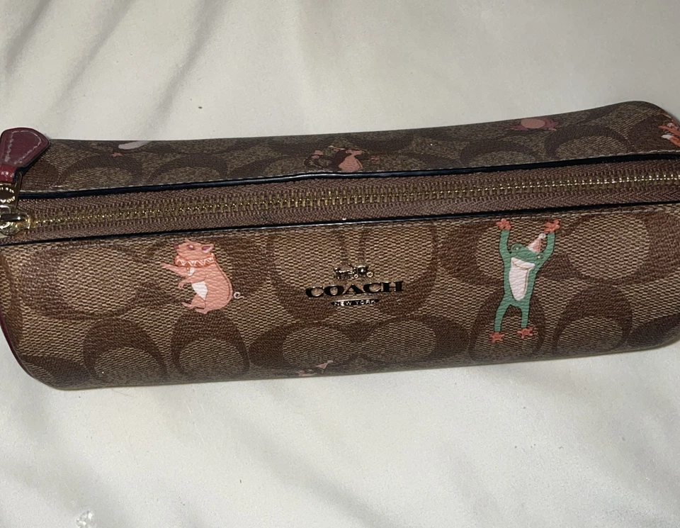 Porta brochas de maquillaje Coach en lona exclusiva con estampado de animales de fiesta - Usado en excelente estado Foto 3 de 4