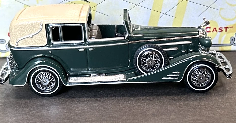 Matchbox Cars of Yesteryear 1933 Cadillac DYM35181 452 V16 - 47454 - Green Color - Image 3 of 4