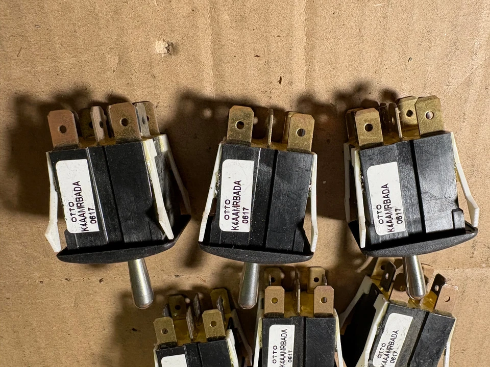 Lote de 6 Interruptor de palanca momentáneo OTTO K4AAMRBADA LED rojo 8 terminales NOS excedente Foto 2 de 4