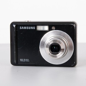 Samsung ES15 Digital Camera with Batteries and Wrist Strap