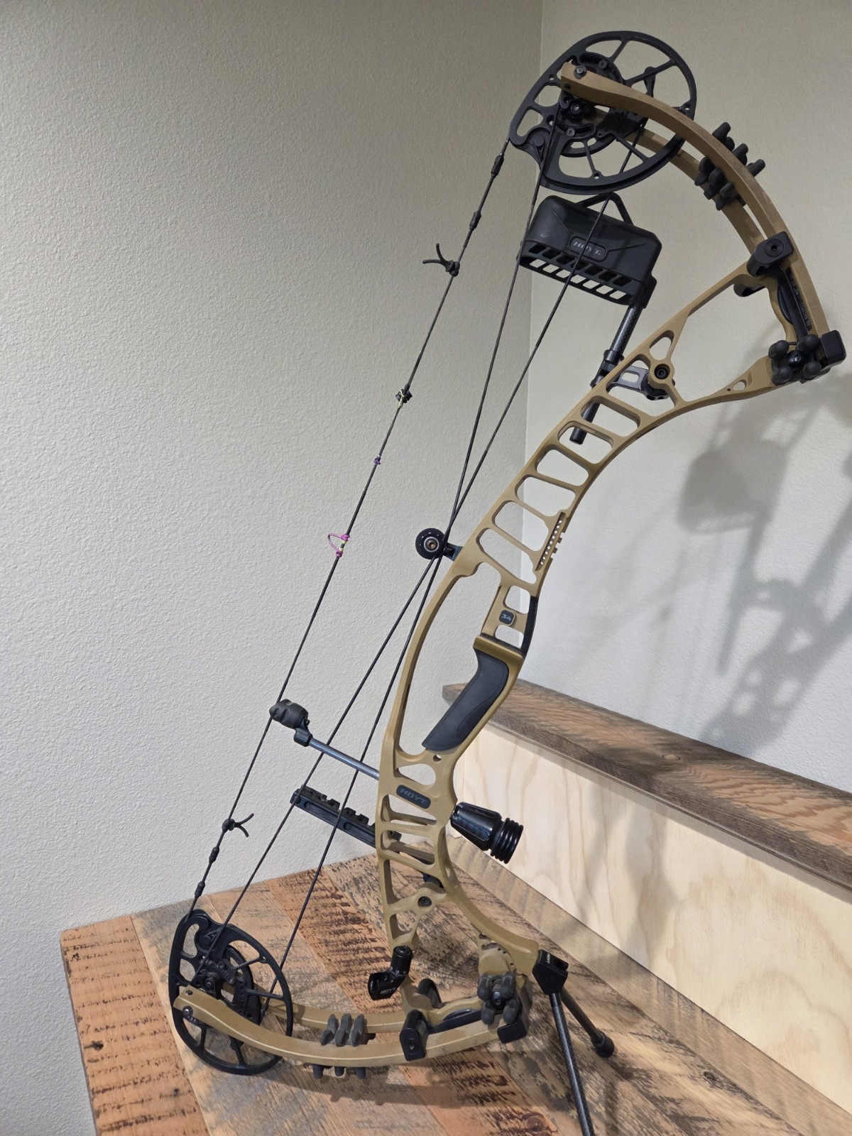 Hoyt VTM 34/ Left Hand Bourbon 70 Pound 27-30 Inch Draw