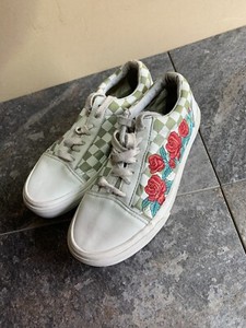 vans checkered roses