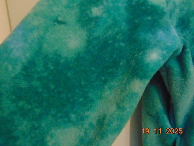 Ladies Fleece Jacket, Size 20/22. Turquoise Green with Wolves. - Image 3 of 4