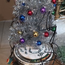 Árbol de Navidad Thomas Kinkade decorado en plata con luces, música y movimiento